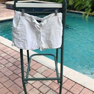 Boutique Europa White Shorts. Size 6